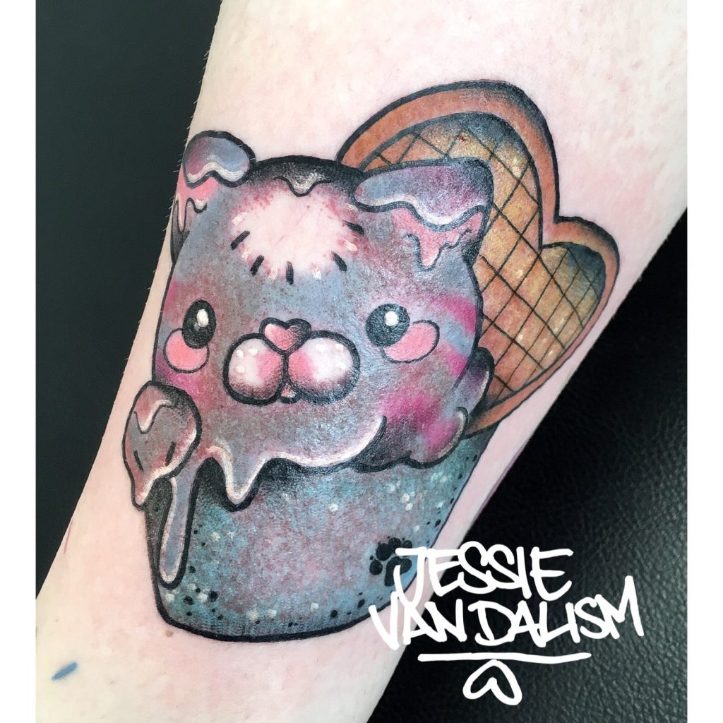 Tattoo Artist Jessie Vandalism auf dem Mädelsflohmarkt